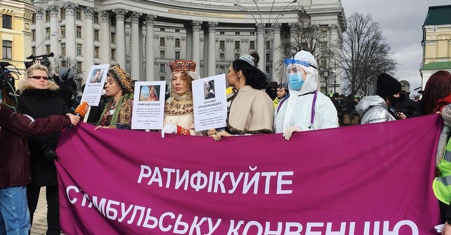 Спасут от феминизма: участниц женского марша в Киеве забросали надувными кругами