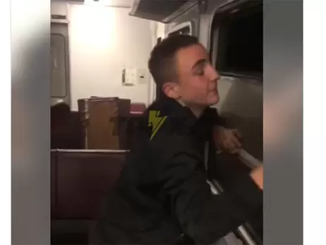 Полиция разыскала подростков, разгромивших вагон электрички Киев - Яготин
