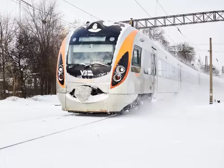 Через негоду деякі потяги Укрзалізниці курсують із затримками