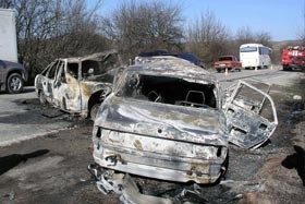В Крыму идет огненная атака на авто 