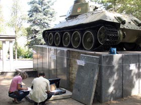 Симферопольского школьника покалечил памятник-танк 