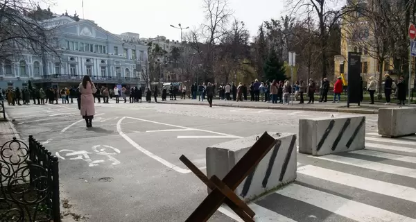 Киевляне стоят в очереди по три часа, чтобы купить билеты на спектакль 
