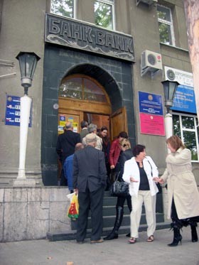 Банковские служащие Крыма переквалифицируются, а прилавки опустеют 