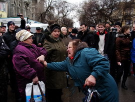 Пенсионерки подрались на митинге «регионалов» в Симферополе 
