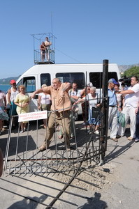 В Крыму мятеж: жители сносят заборы, которые закрывают проходы к морю 