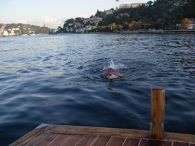 Севастопольцы за 17 минут переплыли пролив Босфор 