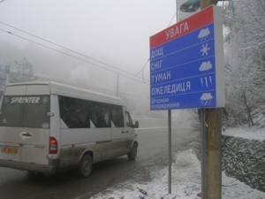 Сильнейший снегопад завалил дорогу из Симферополя в Ялту 