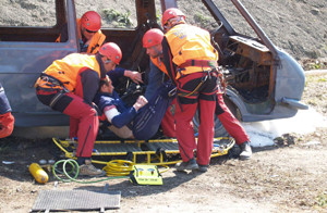 11 спасателей и житель Мурманска поднимали сорвавшегося со скалы севастопольца