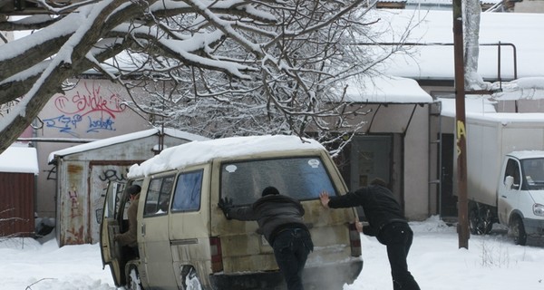 В Крыму валит снег, но машины застревают на пляжах