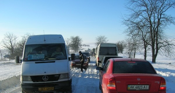 Снегопады парализовали движение на крымских трассах