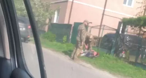 Во Львове мужчины в военной форме повалили мужчину на землю – комментарий ТЦК  