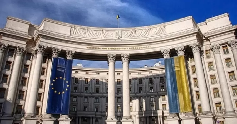 Українців збентежив лист МЗС про припинення консульських послуг за кордоном для чоловіків